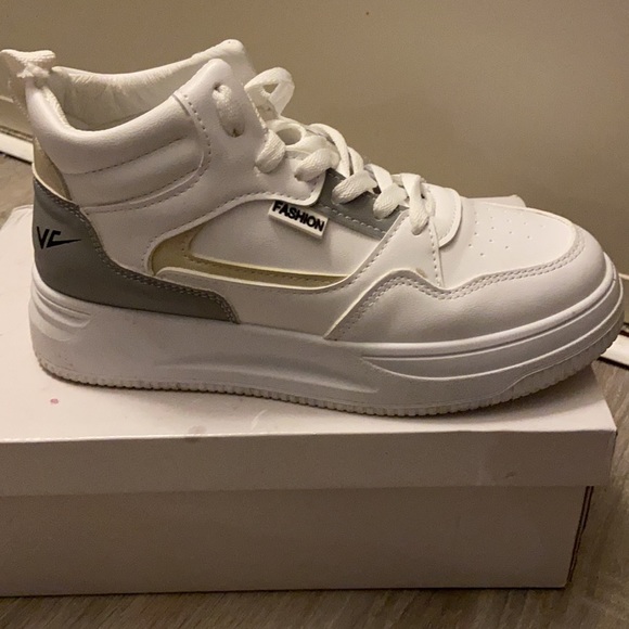 Vintage Style White sneaker { Size 7.5 CA } - Picture 6 of 6